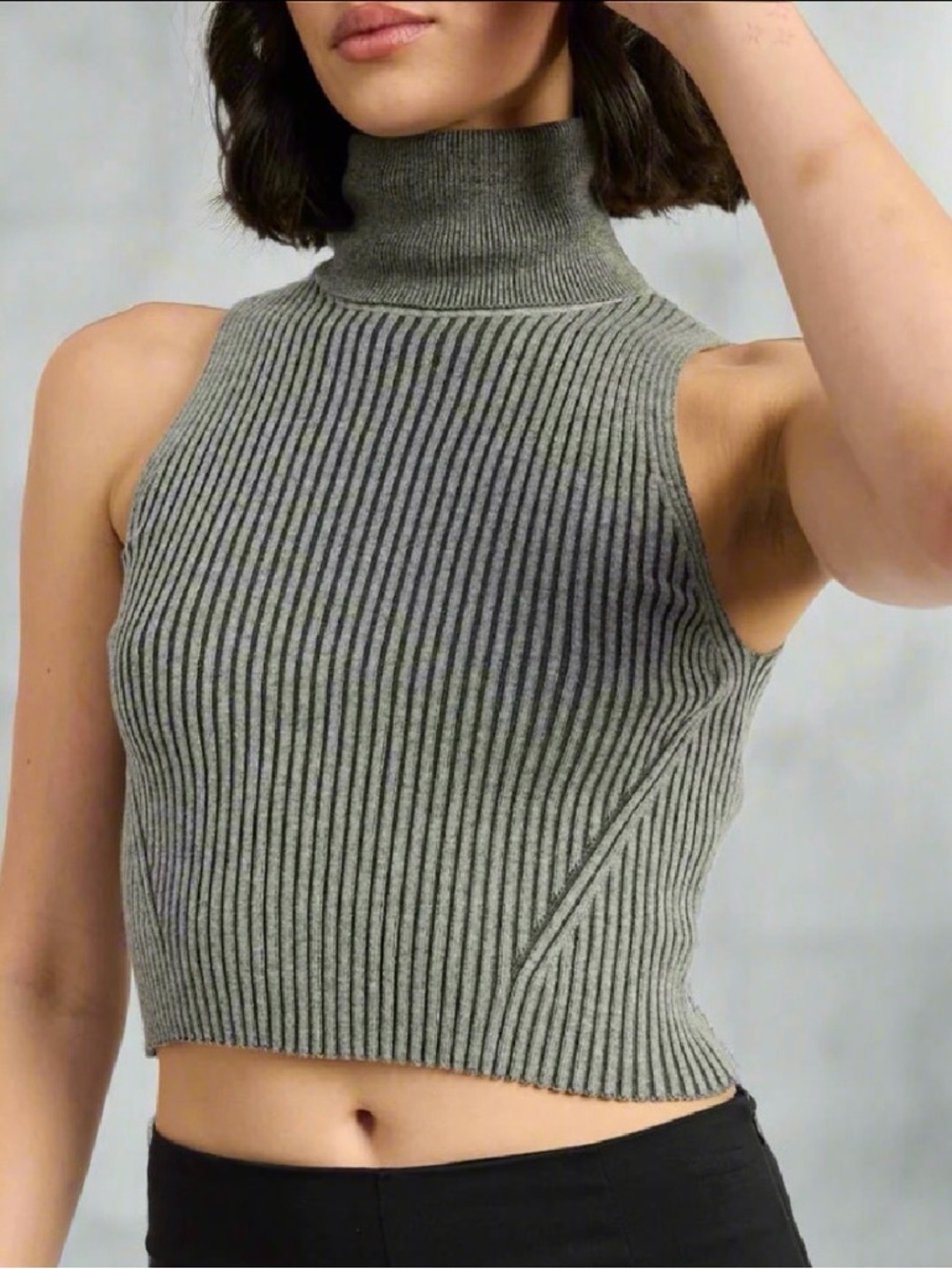 GRAY SLEEVLESS RIBBED TURTLENECK